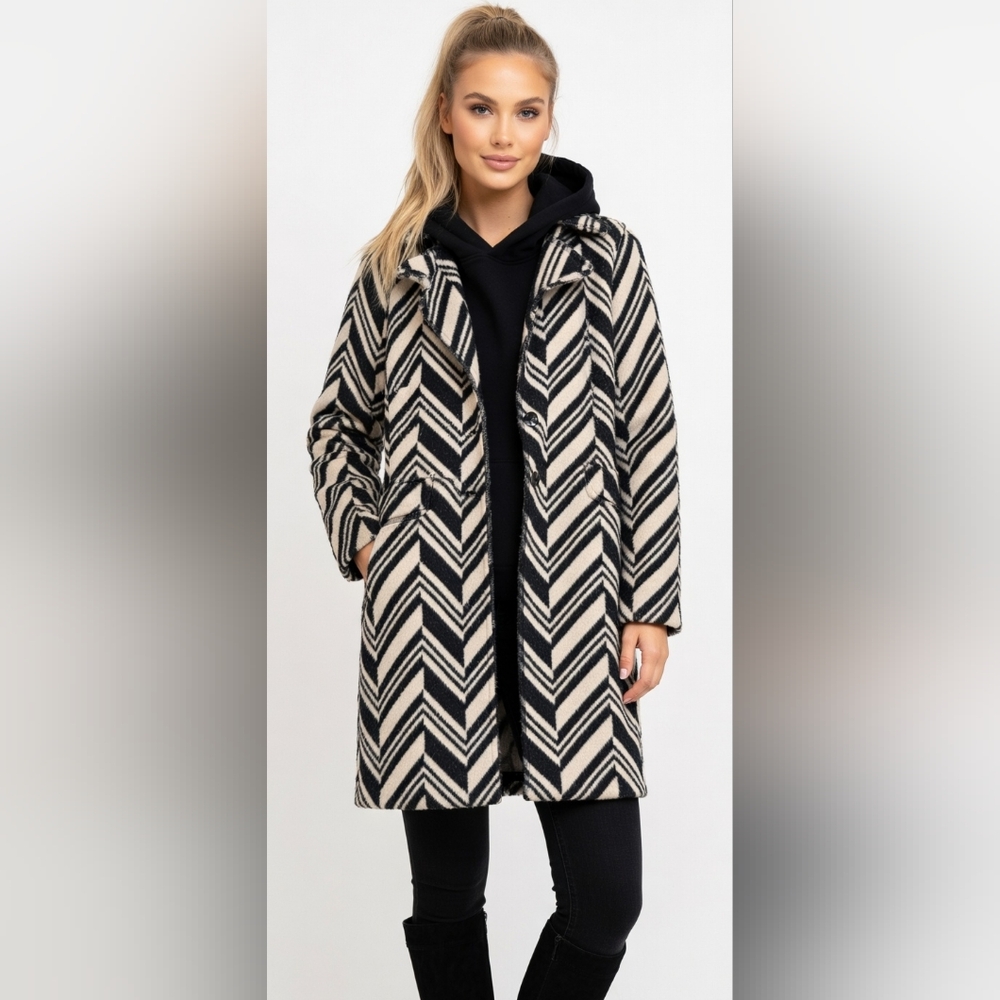 Bandolino Black and Cream Lightweight Distressed Chevron Coat
